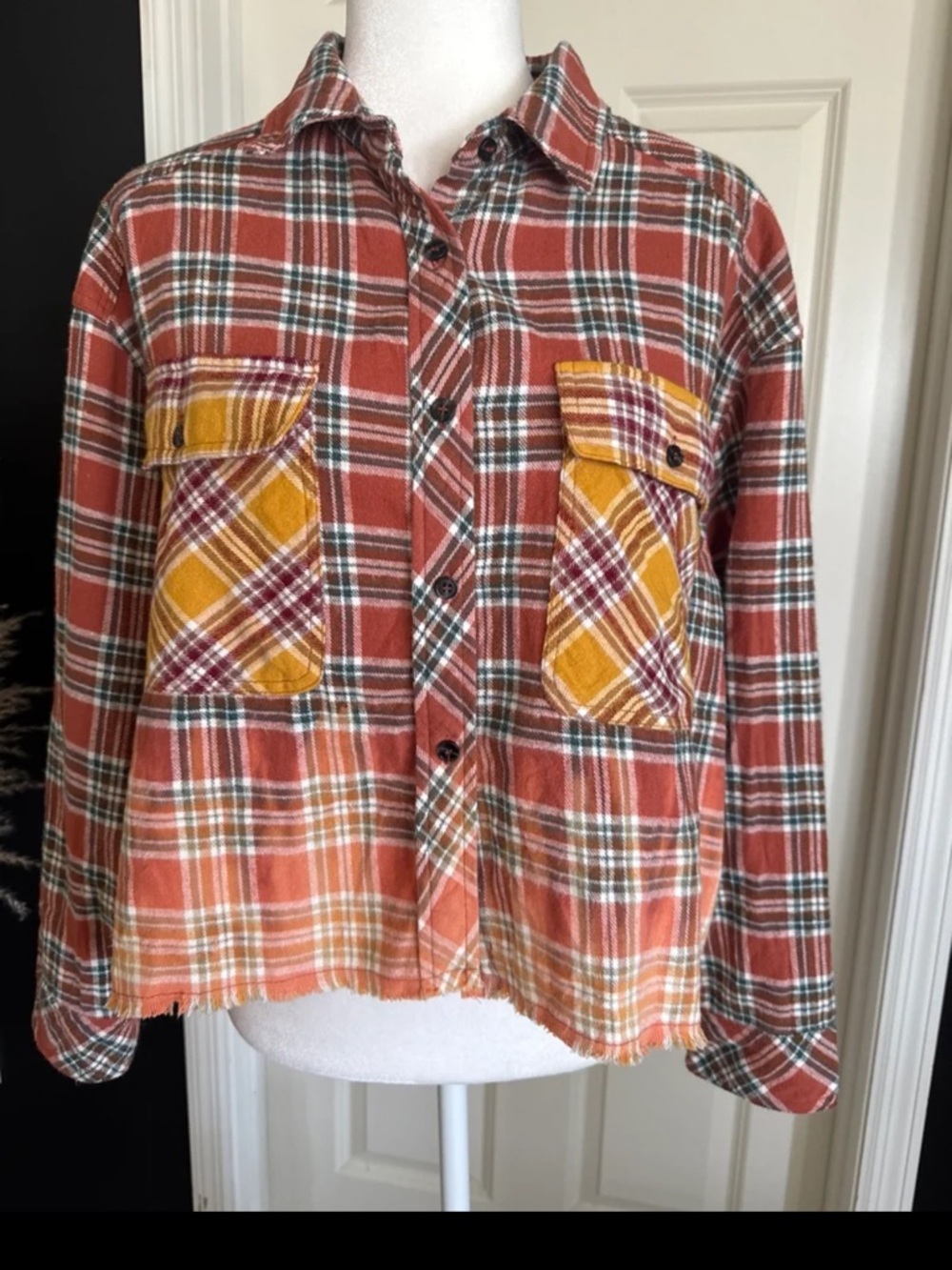 Oli & Hali Cropped Button Front Raw Hem Plaid Flannel Shirt size Medium - Picture 6 of 12